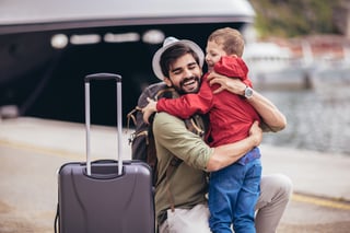 Glücklicher Vater und Sohn am Flughafen