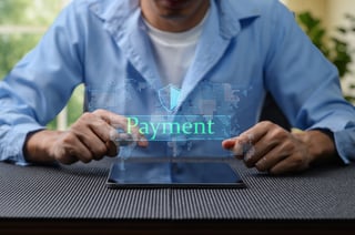 Una persona interagisce con un tablet per effettuare un pagamento online con un'immagine di sicurezza digitale Una persona interagisce con un tablet per effettuare un pagamento online con un'immagine di sicurezza digitale