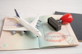 Visto con timbro approvato e documento di passaporto per l'immigrazione in aeroporto nel Paese Visto con timbro approvato e documento di passaporto per l'immigrazione in aeroporto nel Paese
