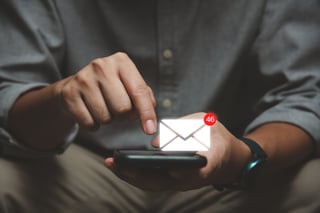 Uomo d'affari che utilizza uno smartphone con icona popup per email e notifiche per email aziendali Uomo d'affari che utilizza uno smartphone con icona popup per email e notifiche per email aziendali