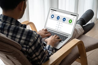 E-commerce e business online alla moda per il trasporto puntuale delle merci E-commerce e business online alla moda per il trasporto puntuale delle merci