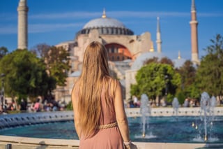Ragazza che ammira la Moschea Blu a Istanbul