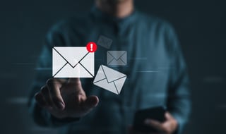 Nuovo concetto di notifica e-mail Uomo che tocca e-mail Azienda virtuale Invia comunicazione e-mail Nuovo concetto di notifica e-mail Uomo che tocca e-mail Azienda virtuale Invia comunicazione e-mail