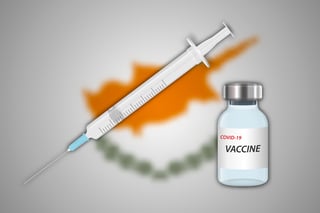 Шприц и флакон с вакциной на размытом фоне с шаблоном флага Кипра для запрета вакцинации Шприц и флакон с вакциной на размытом фоне с шаблоном флага Кипра для запрета вакцинации